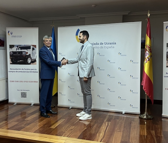 El embajador de Ucrania en España, Serhii Pohoreltsev, recibe en la embajada al escritor David Castillo, después de publ