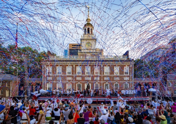 Philadelphia Convention &amp; Visitors Bureau celebra el 4 de julio en Filadelfia, la cuna de los Estados Unidos
