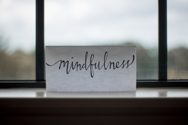 El mindfulness como método para combatir la ansiedad de mano de Clínica Lafournière
