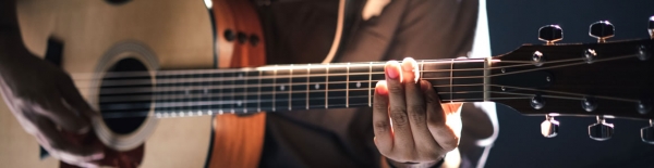 Entre maderas y acordes: el arte del luthier en la fabricación de guitarras
