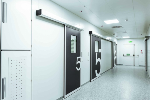La importancia de elegir correctamente las puertas para salas blancas: hospitales, laboratorios, y otros centros