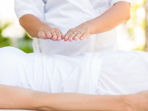 Qué es el autoreiki y cómo aprenderlo en casa