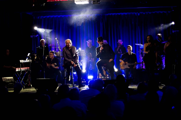 Sesión histórica con el concierto homenaje a Joan Manuel Serrat celebrado en el mismo espacio donde debutó hace 60 años