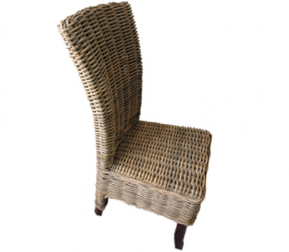 Silla alta de ratan para exterior, ideal en sector horeca