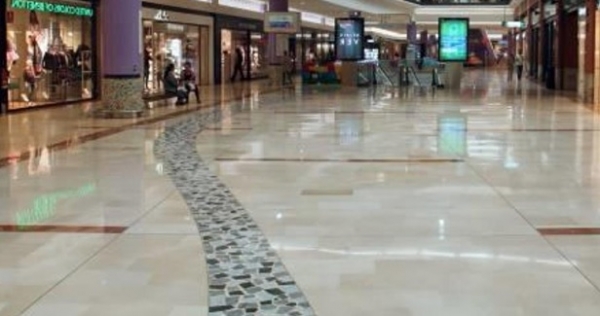 Cuidado de suelos de mármol en zonas de alto tráfico: Consejos prácticos